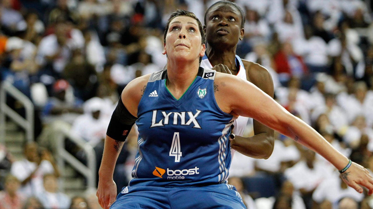 Lynx re-sign center McCarville